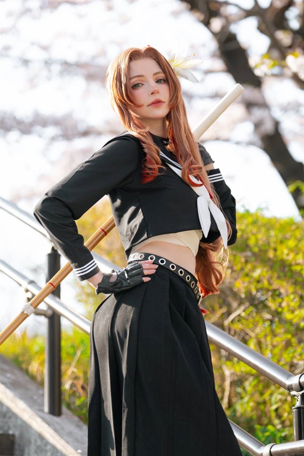 碍事莉体模绝美COS:《怪物猎人:荒野》杰玛大秀蛮腰